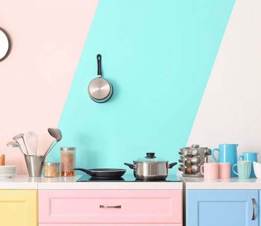 Cocinas de colores con azulejos originales